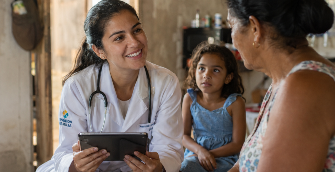 Médica atendendo com IA em comunidade Brasileira