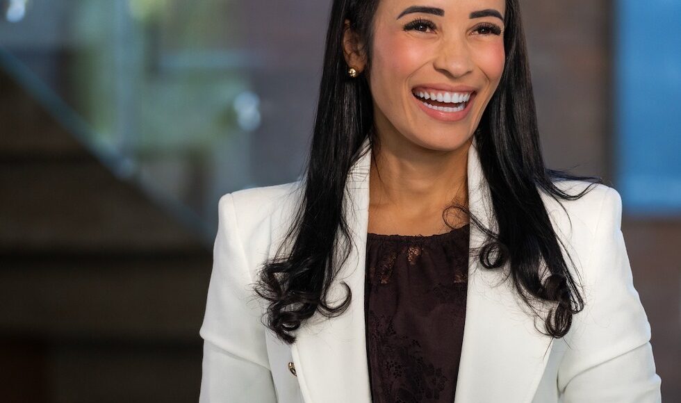 Aline Santos foca em eficiência e alta performance de longo prazo para atuar com responsabilidade no mercado imobiliário de alto padrão.