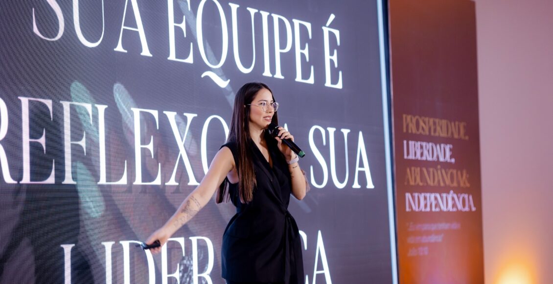 Lara Andrade, proprietária do Studio Andrade, cliente da Belasis, empresa especializada em soluções de gestão para negócios do setor de beleza.