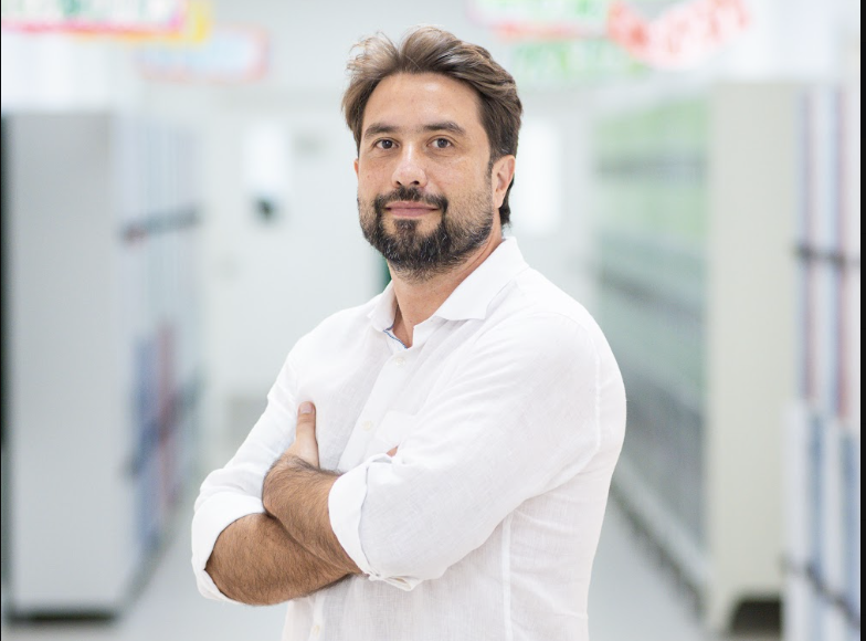 Josnei Souza, CEO da Valley International School, investe em inovação e desenvolvimento contínuo para oferecer uma educação de qualidade.