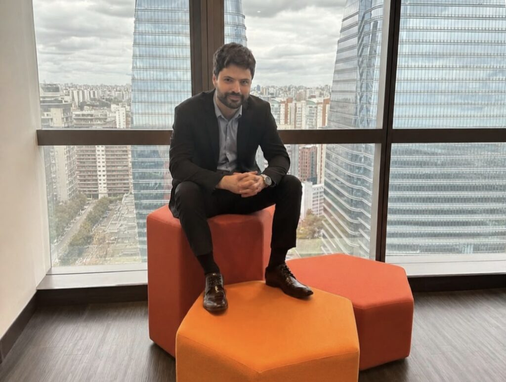 Simões Pires projeta R$1 bi em faturamento até 2030 com modelo AI-First e consolida sua posição nas áreas de consultoria tributária e empresarial, inovação e fomento, logística e comércio exterior.