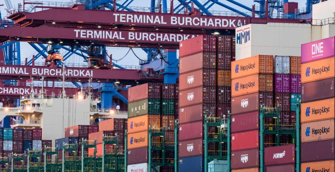 O verdadeiro custo de exportar vai muito além das tarifas, já que há barreiras internas que limitam a competitividade brasileira no comércio exterior.