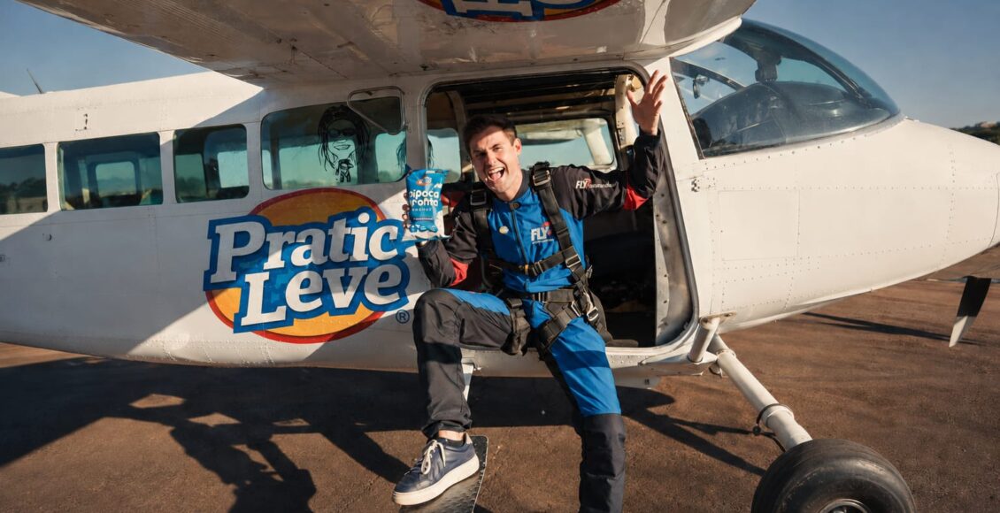 Pratic Leve desafia Rezende a comer uma pipoca durante um salto de paraquedas; ação leva a publicidade para outro nível.