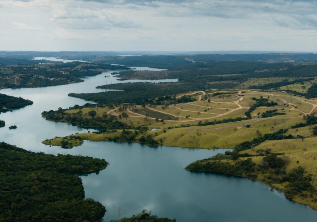 A gleba da Fazenda do Lago debruçada sobre o Lago Corumbá IV: o endereço desenhado para o fim de semana.