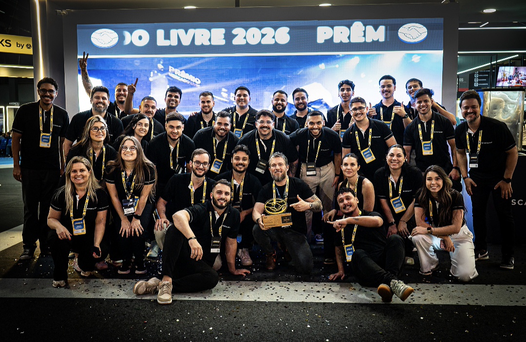 Dhiego Rosa (ao centro com o troféu em mãos) e a equipe do Grupo Escalada comemorando o prêmio de Melhor Consultoria Oficial do Mercado Livre, entregue no Mercado Livre Experience, em São Paulo, em setembro de 2026.
